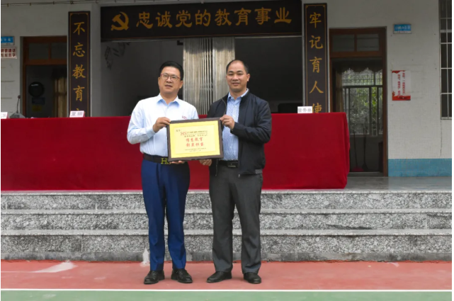 情系師生健康，愛(ài)心守護(hù)未來(lái)丨衍生健康醫(yī)藥向高村中學(xué)捐贈(zèng)價(jià)值28萬(wàn)元的“元旦禮品”